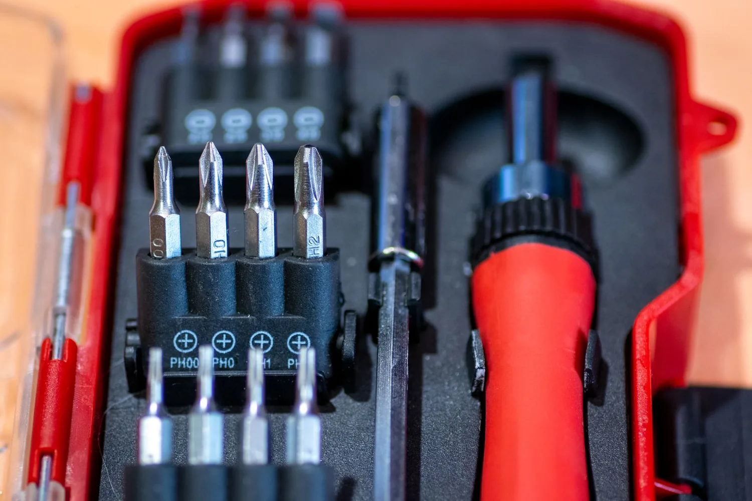 Locksmith at work in Aurora